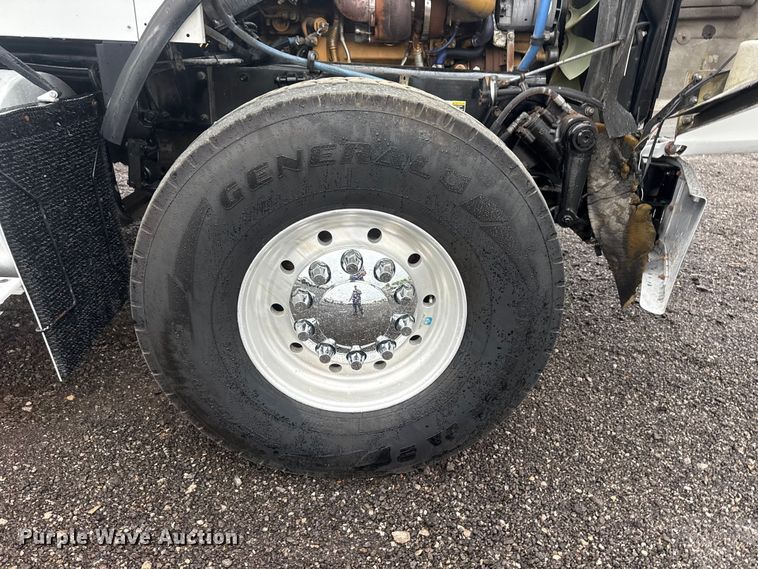 image for item EG8971 2007 Kenworth T800 fuel truck