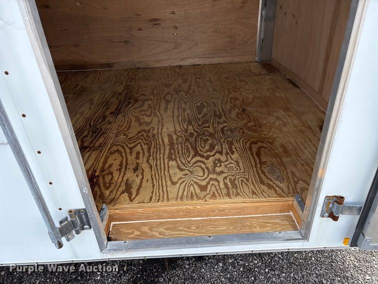 image for item EG8979 2010 United Expressline  enclosed cargo trailer