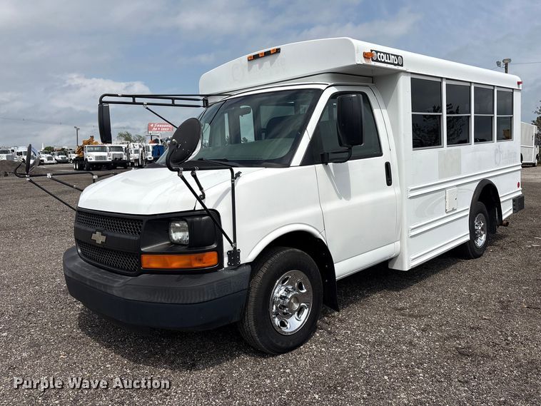image for item EG8981 2007 Chevrolet Express 3500 shuttle bus