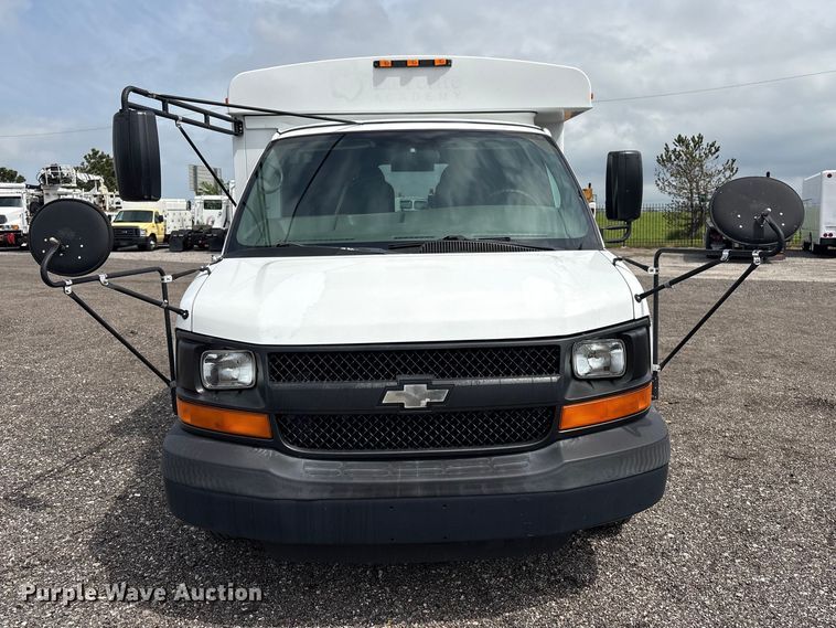 image for item EG8981 2007 Chevrolet Express 3500 shuttle bus