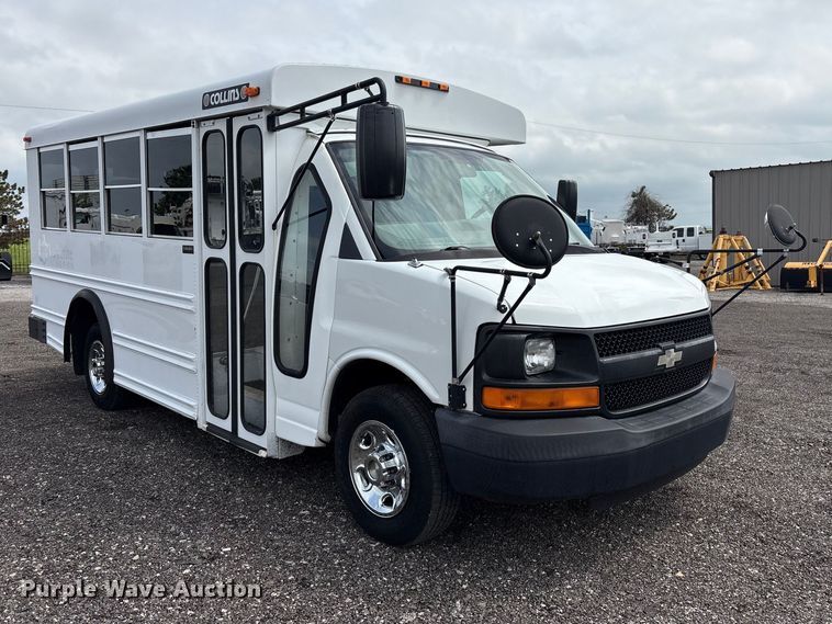 image for item EG8981 2007 Chevrolet Express 3500 shuttle bus
