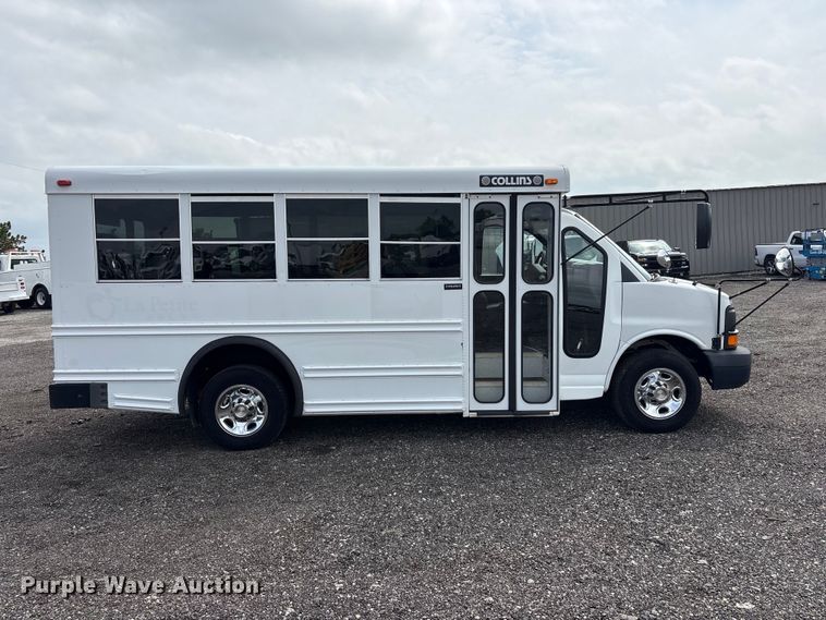 image for item EG8981 2007 Chevrolet Express 3500 shuttle bus