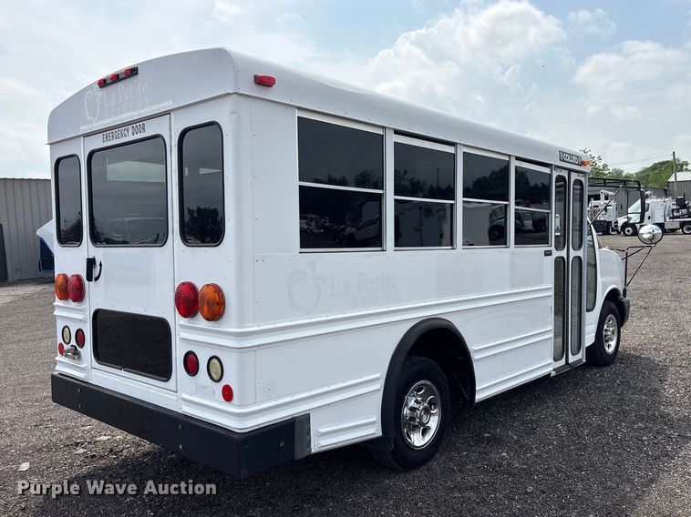 image for item EG8981 2007 Chevrolet Express 3500 shuttle bus