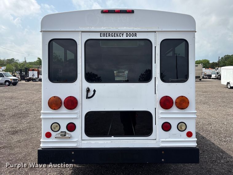 image for item EG8981 2007 Chevrolet Express 3500 shuttle bus