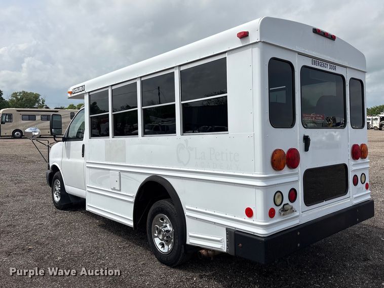 image for item EG8981 2007 Chevrolet Express 3500 shuttle bus