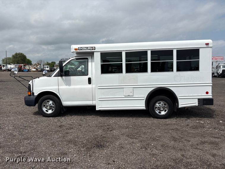 image for item EG8981 2007 Chevrolet Express 3500 shuttle bus