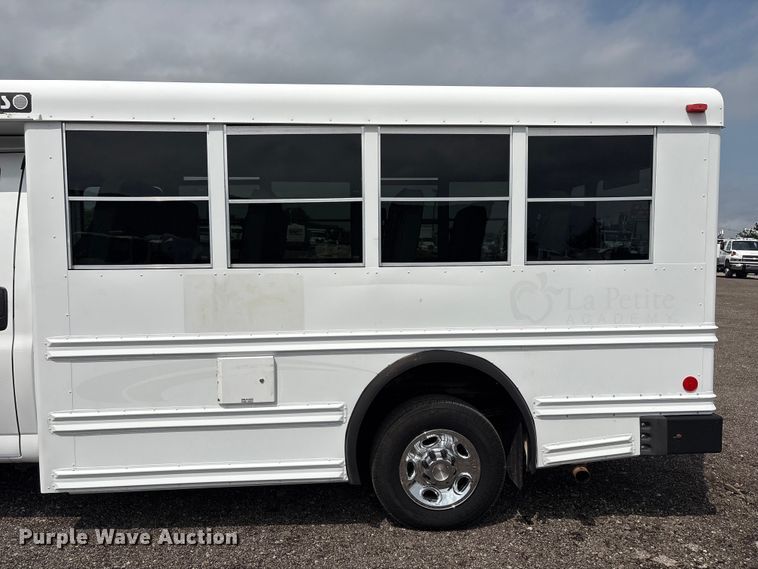 image for item EG8981 2007 Chevrolet Express 3500 shuttle bus