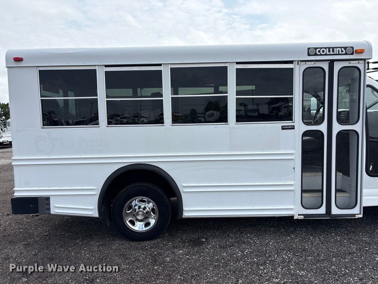 image for item EG8981 2007 Chevrolet Express 3500 shuttle bus