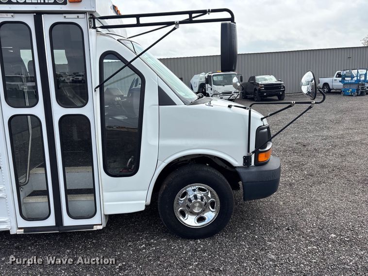 image for item EG8981 2007 Chevrolet Express 3500 shuttle bus
