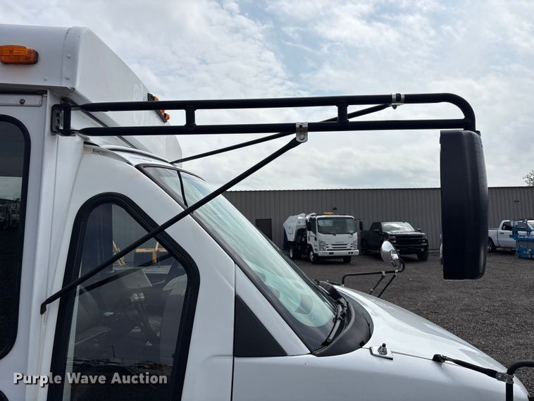 image for item EG8981 2007 Chevrolet Express 3500 shuttle bus