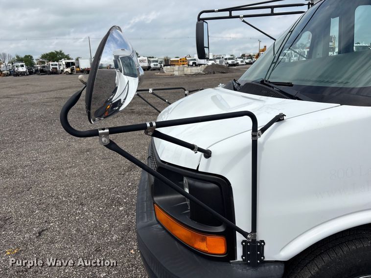 image for item EG8981 2007 Chevrolet Express 3500 shuttle bus