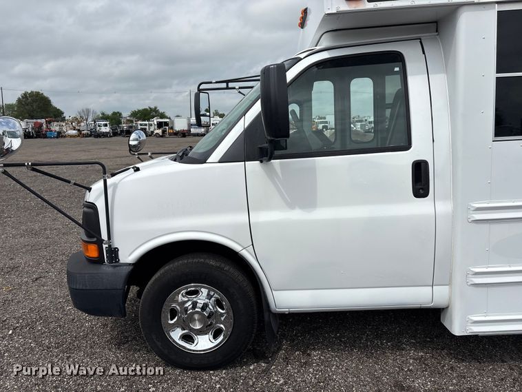 image for item EG8981 2007 Chevrolet Express 3500 shuttle bus