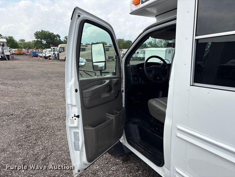 image for item EG8981 2007 Chevrolet Express 3500 shuttle bus