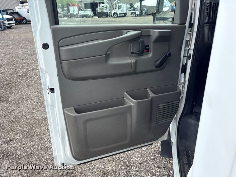 image for item EG8981 2007 Chevrolet Express 3500 shuttle bus