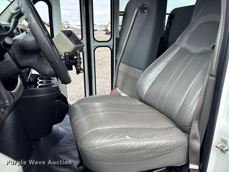 image for item EG8981 2007 Chevrolet Express 3500 shuttle bus