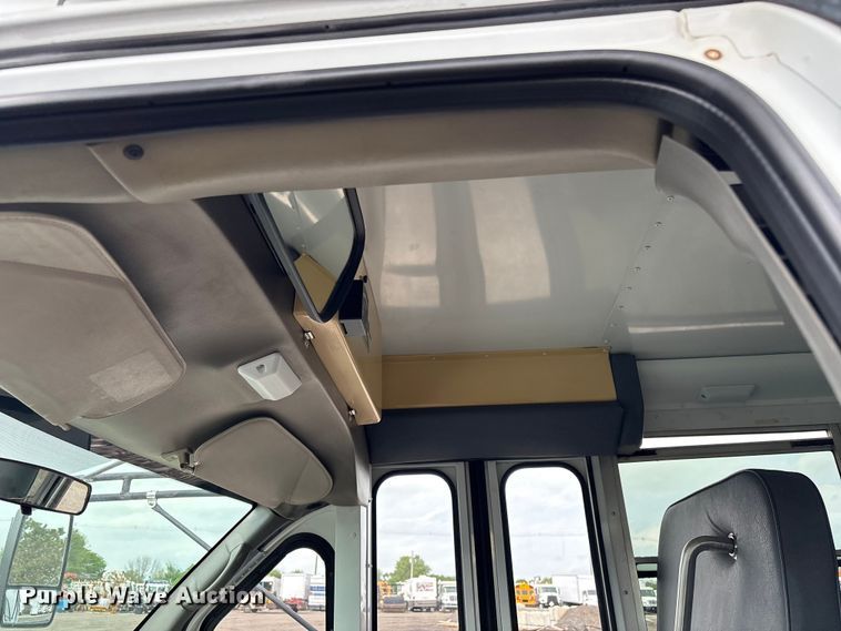 image for item EG8981 2007 Chevrolet Express 3500 shuttle bus