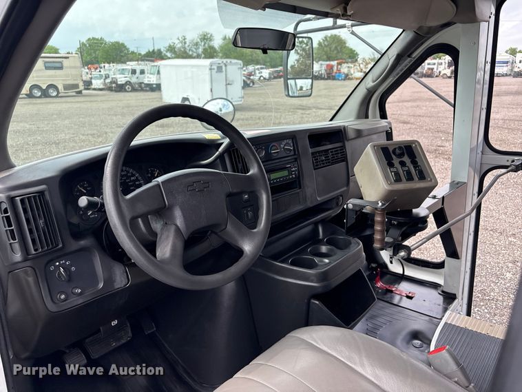 image for item EG8981 2007 Chevrolet Express 3500 shuttle bus