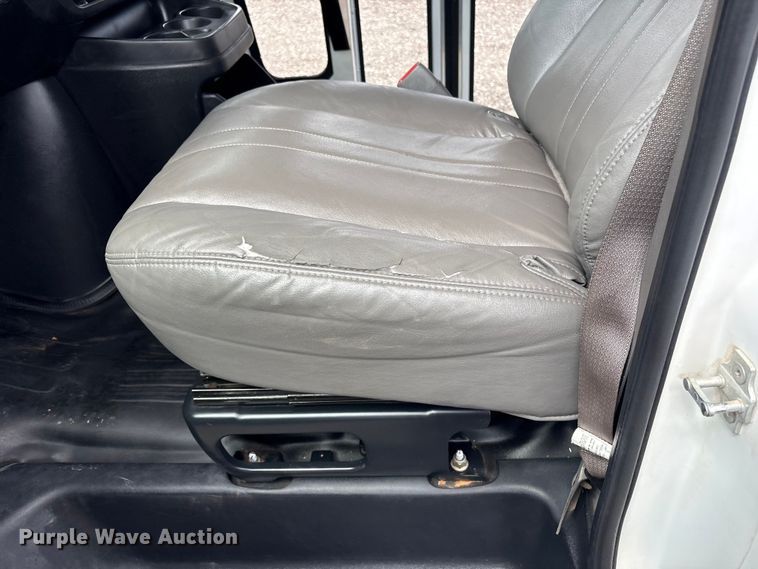 image for item EG8981 2007 Chevrolet Express 3500 shuttle bus