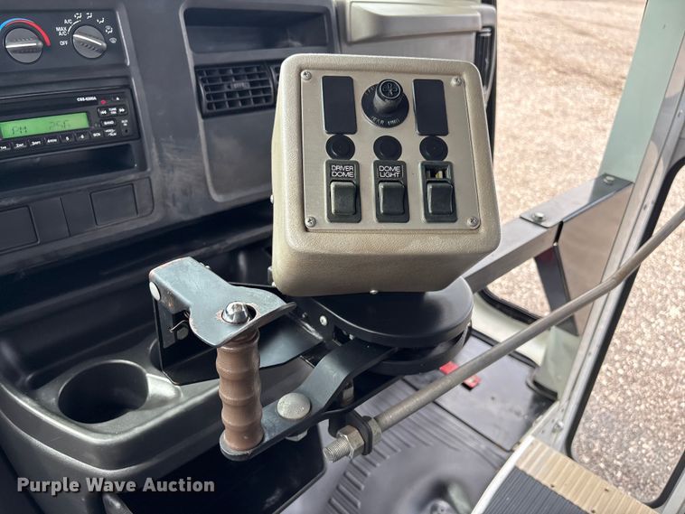image for item EG8981 2007 Chevrolet Express 3500 shuttle bus