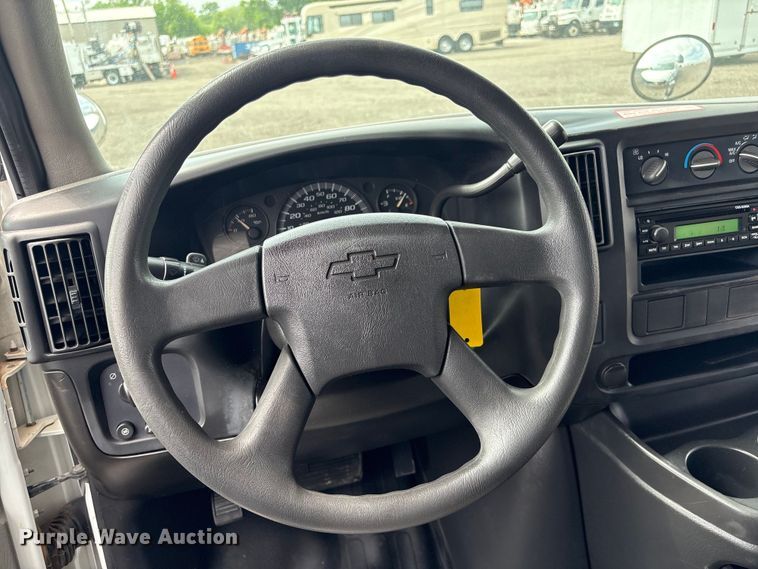 image for item EG8981 2007 Chevrolet Express 3500 shuttle bus