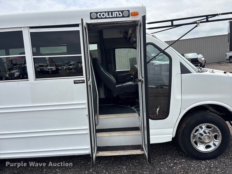 image for item EG8981 2007 Chevrolet Express 3500 shuttle bus