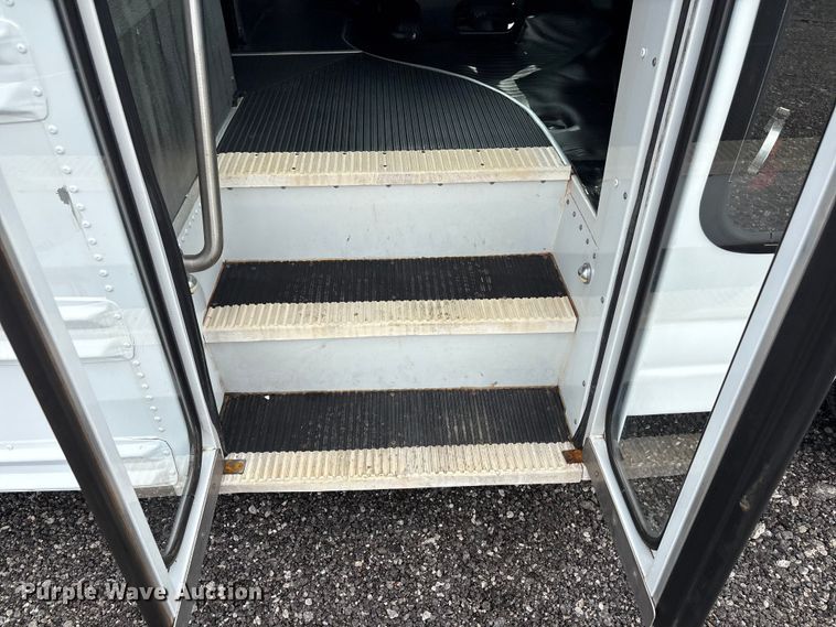image for item EG8981 2007 Chevrolet Express 3500 shuttle bus