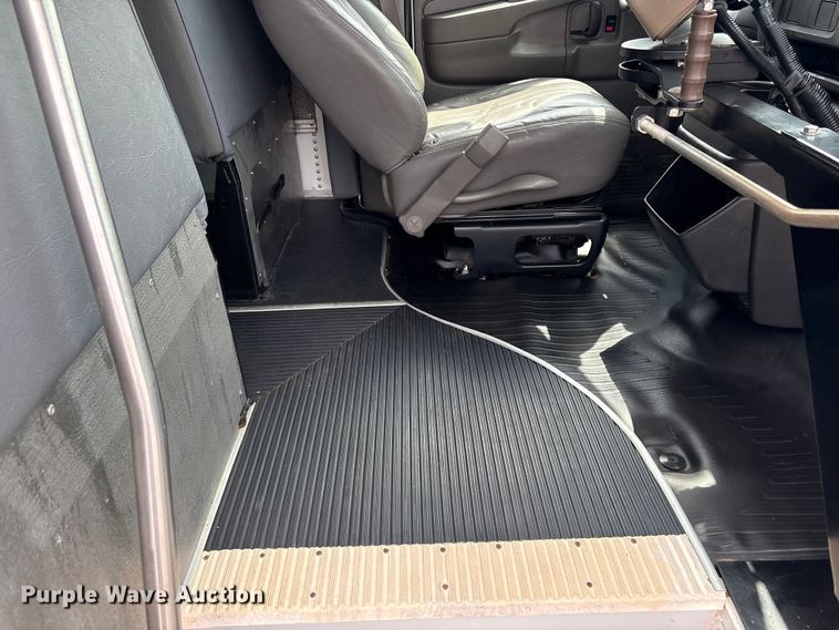 image for item EG8981 2007 Chevrolet Express 3500 shuttle bus