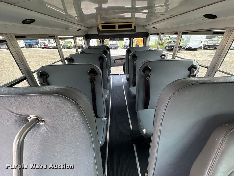 image for item EG8981 2007 Chevrolet Express 3500 shuttle bus