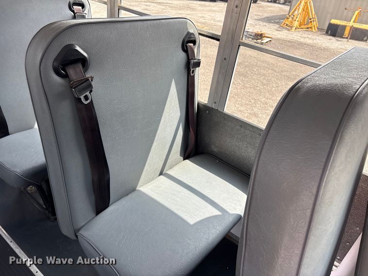 image for item EG8981 2007 Chevrolet Express 3500 shuttle bus
