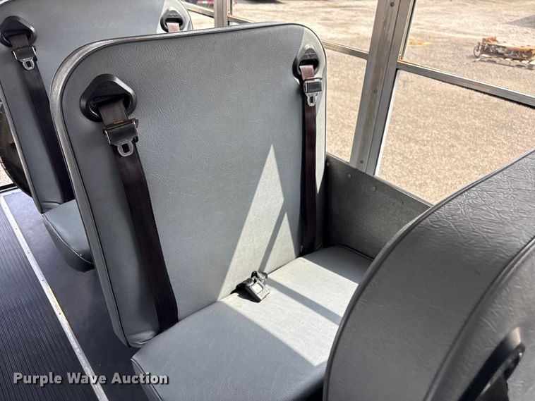 image for item EG8981 2007 Chevrolet Express 3500 shuttle bus