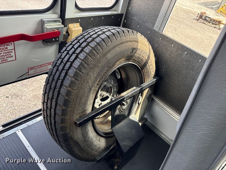 image for item EG8981 2007 Chevrolet Express 3500 shuttle bus