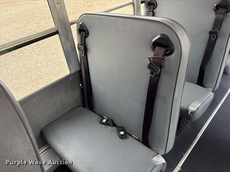 image for item EG8981 2007 Chevrolet Express 3500 shuttle bus