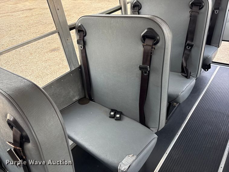 image for item EG8981 2007 Chevrolet Express 3500 shuttle bus
