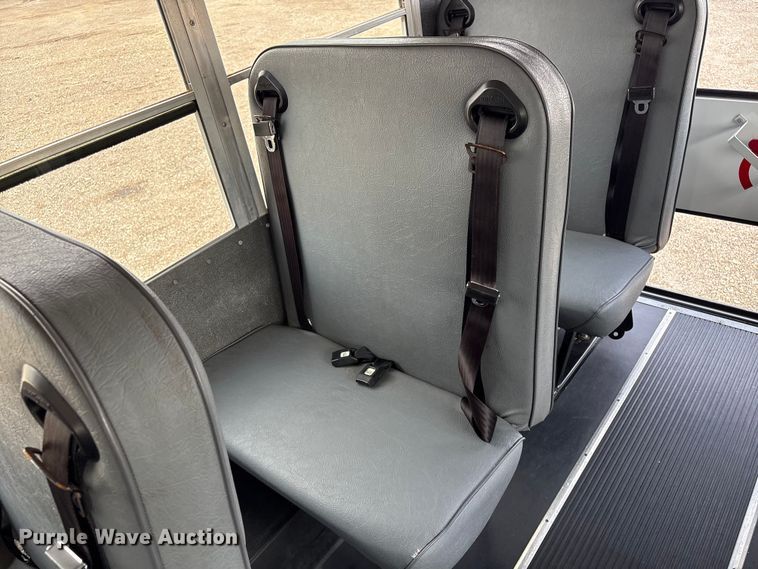 image for item EG8981 2007 Chevrolet Express 3500 shuttle bus