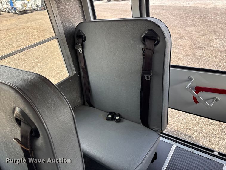 image for item EG8981 2007 Chevrolet Express 3500 shuttle bus