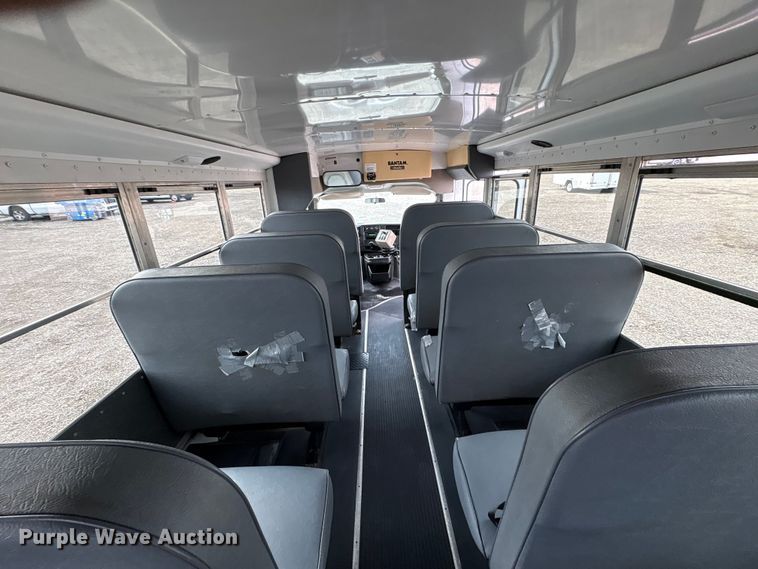 image for item EG8981 2007 Chevrolet Express 3500 shuttle bus
