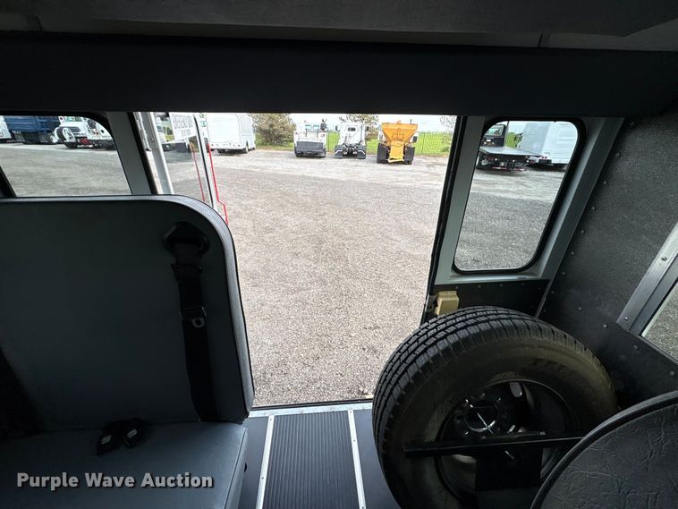 image for item EG8981 2007 Chevrolet Express 3500 shuttle bus