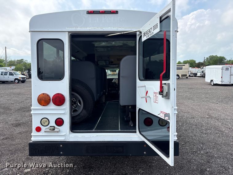 image for item EG8981 2007 Chevrolet Express 3500 shuttle bus
