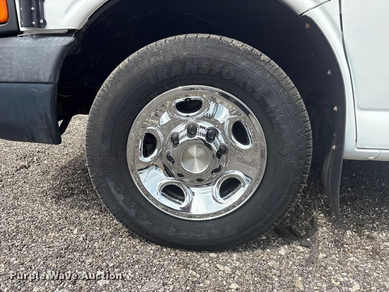 image for item EG8981 2007 Chevrolet Express 3500 shuttle bus