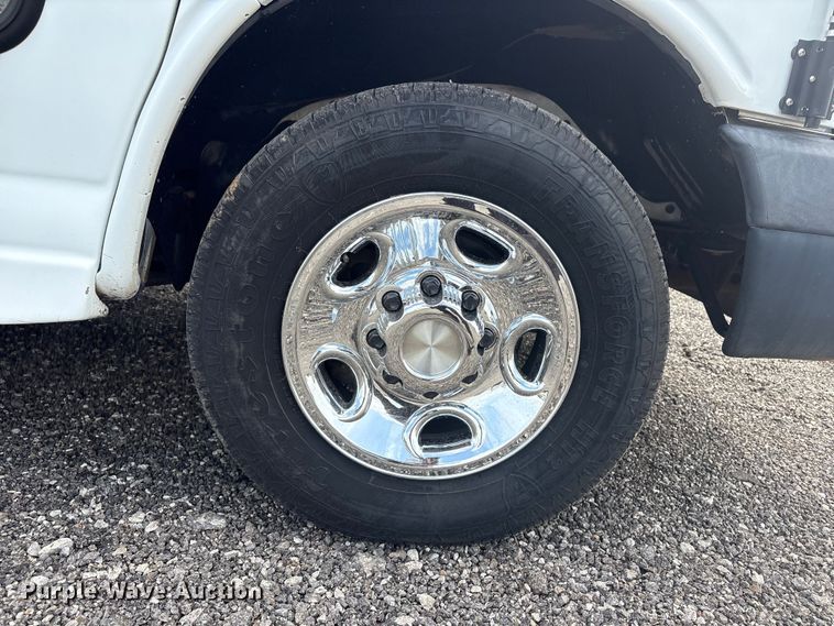 image for item EG8981 2007 Chevrolet Express 3500 shuttle bus
