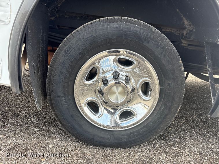 image for item EG8981 2007 Chevrolet Express 3500 shuttle bus