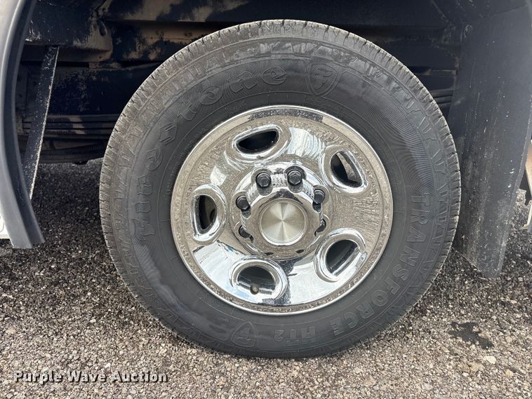 image for item EG8981 2007 Chevrolet Express 3500 shuttle bus