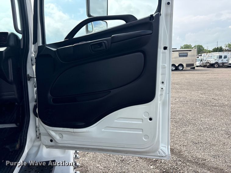 image for item EG8982 2012 Hino 338 box truck