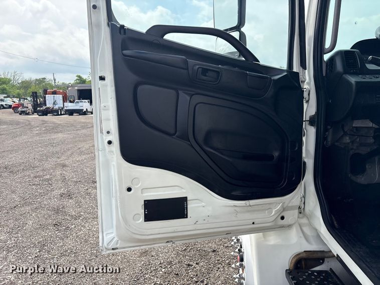 image for item EG8982 2012 Hino 338 box truck