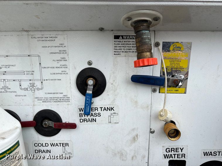 image for item EG8993 2006 Fleetwood American Tradition RV