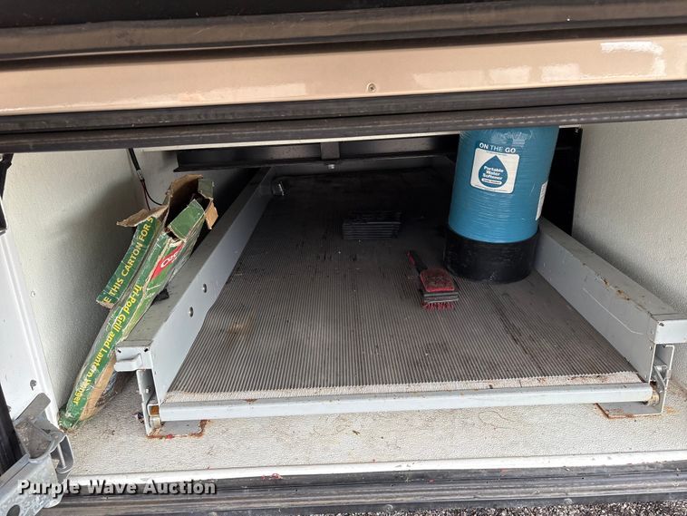 image for item EG8993 2006 Fleetwood American Tradition RV