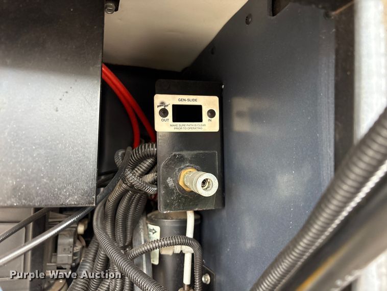 image for item EG8993 2006 Fleetwood American Tradition RV