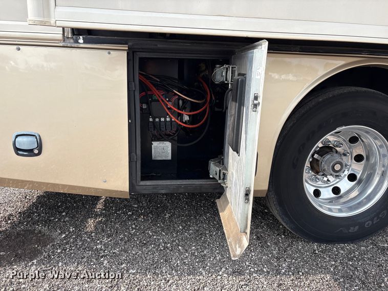 image for item EG8993 2006 Fleetwood American Tradition RV