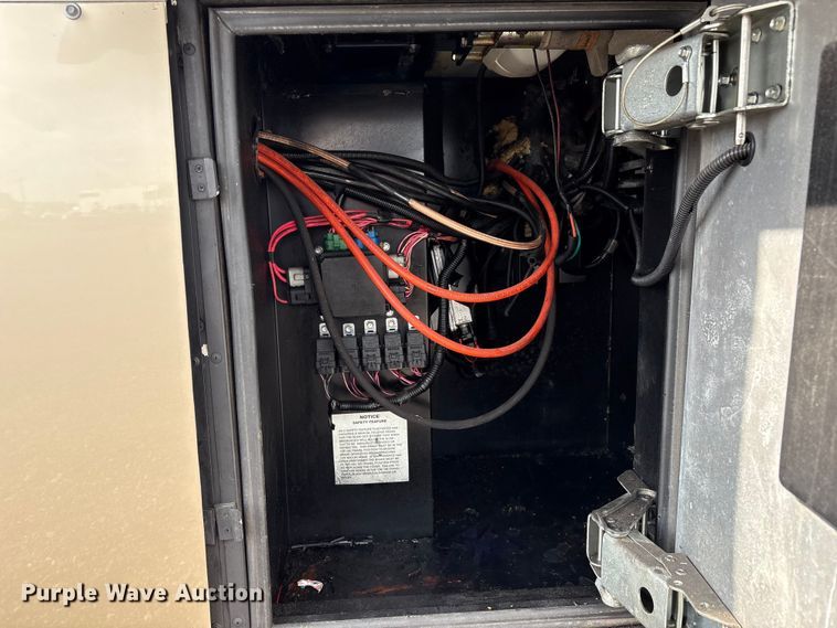 image for item EG8993 2006 Fleetwood American Tradition RV