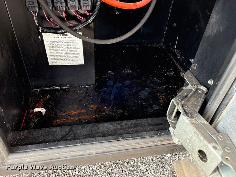 image for item EG8993 2006 Fleetwood American Tradition RV